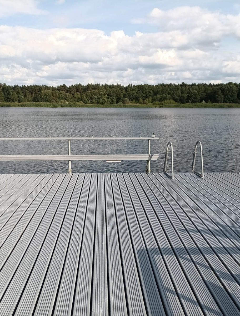 Linseed oil paint in Goose KPE-2 color applied to wooden surface, showcasing natural matte finish.