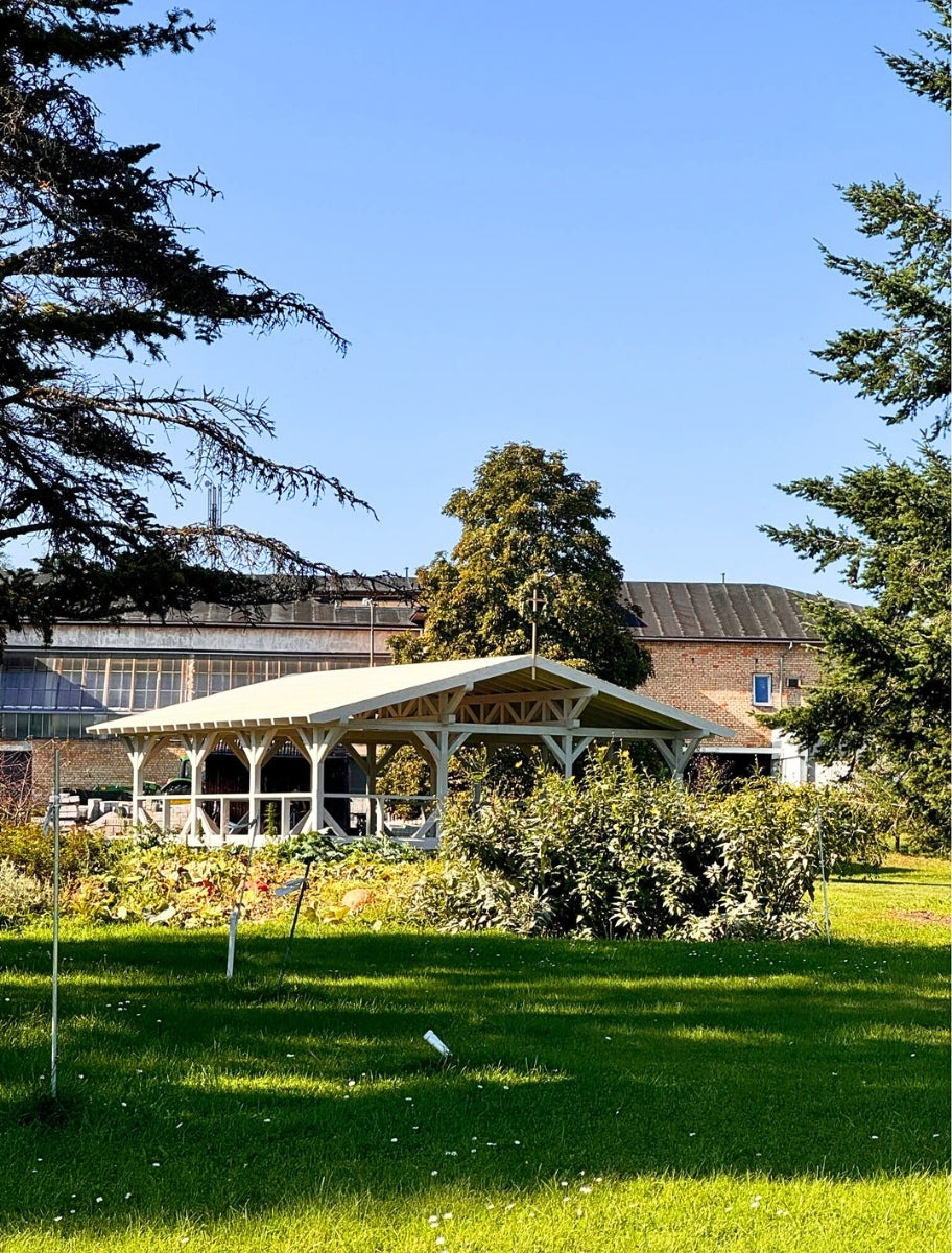 A terrace painted with Paint Eco linseed oil-based paint, demonstrating its weather-resistant and anti-fungal properties.