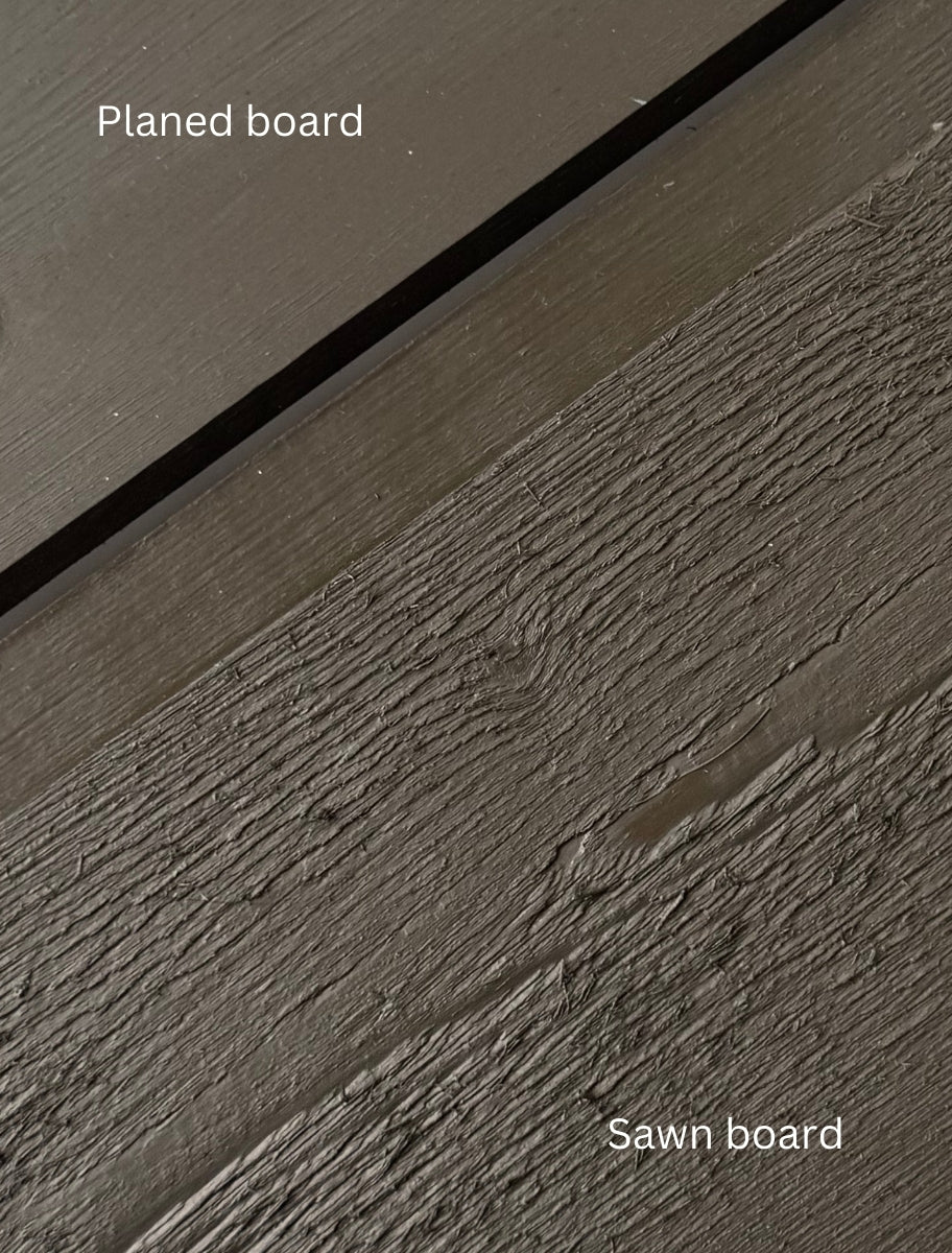 Comparison of linseed oil paint Dark khaki on two wood surfaces: smooth planed board and textured sawn board.