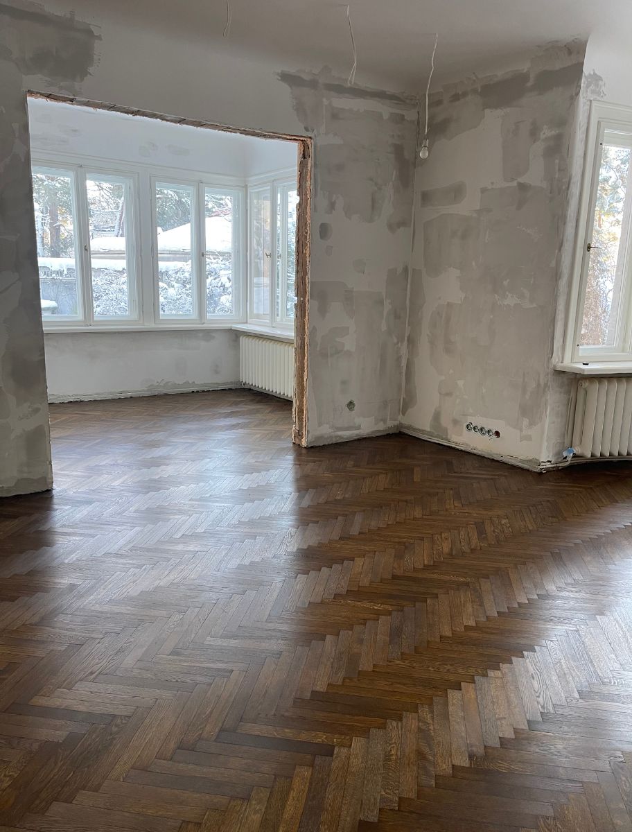 Renovated room with a classic herringbone wooden floor, treated with Paint Eco Wax for Wood. The wax enhances the natural grain and provides a durable, satin-like finish.