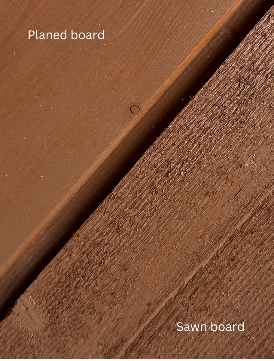 Comparison of linseed oil paint on two wood surfaces: smooth planed board and textured sawn board, showing different absorption and finish.