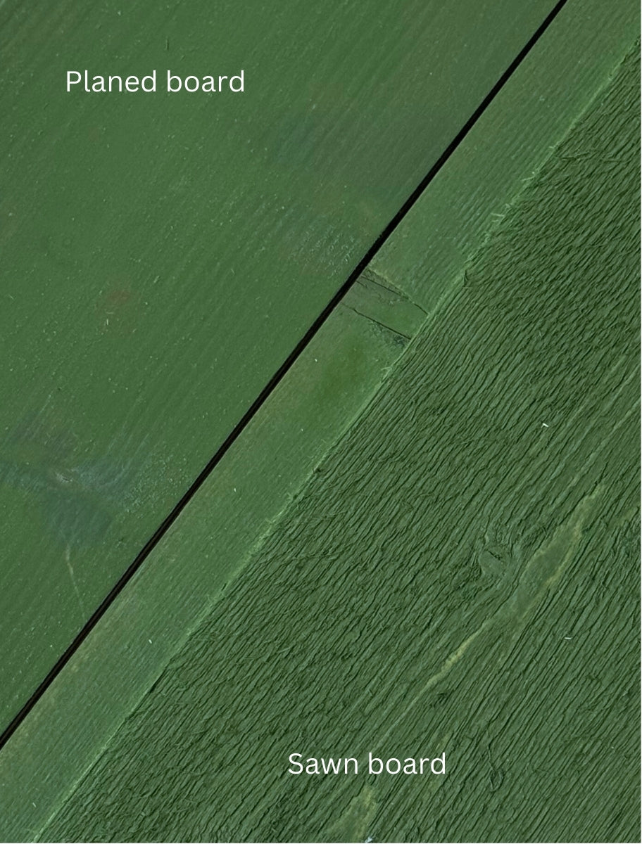 Comparison of planed board and sawn board painted with PainEco Linseed Oil Paint Needle shade.