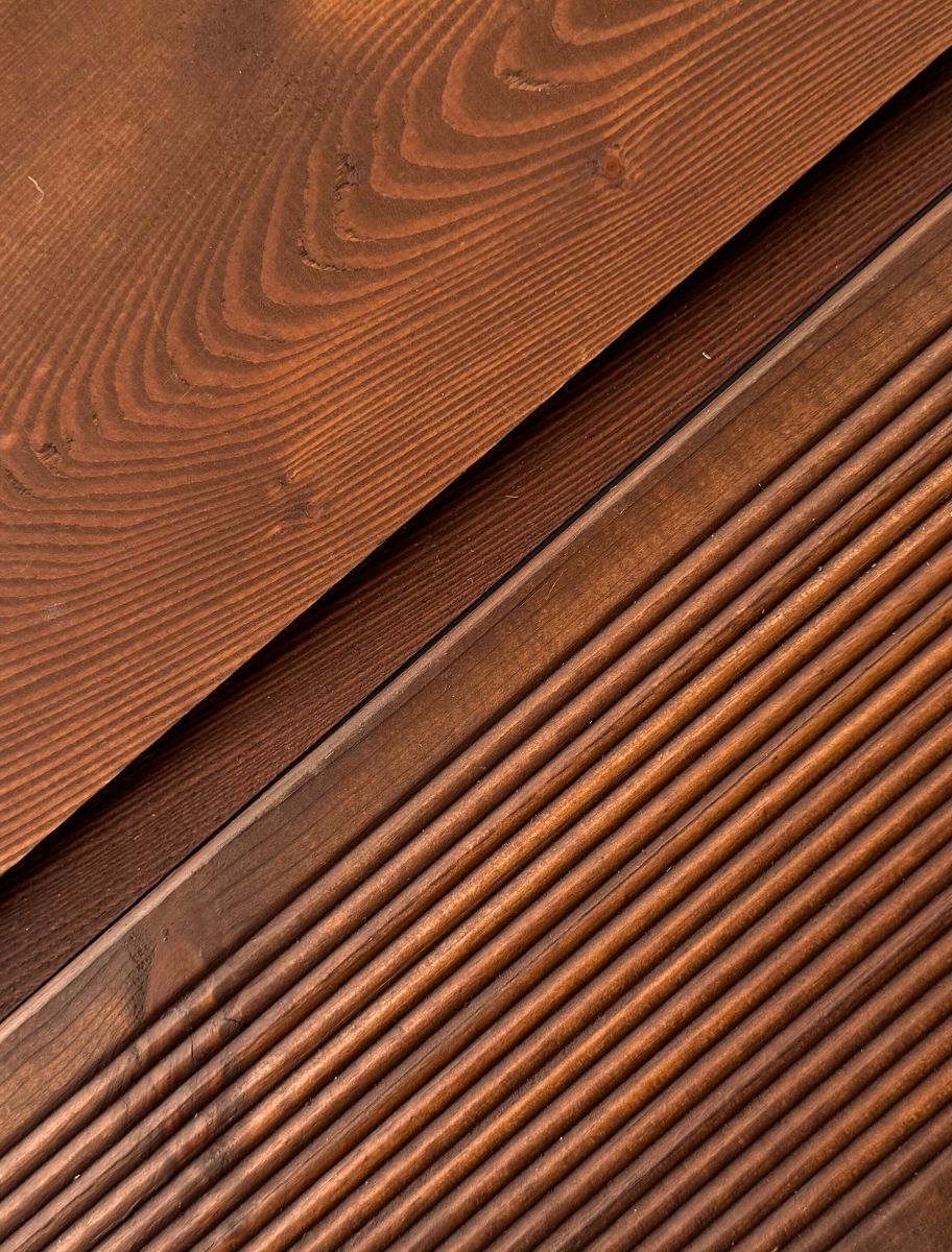 Comparison of untreated vs. treated wooden terrace boards, demonstrating the effectiveness of PAINT ECO's stain in enriching wood appearance.