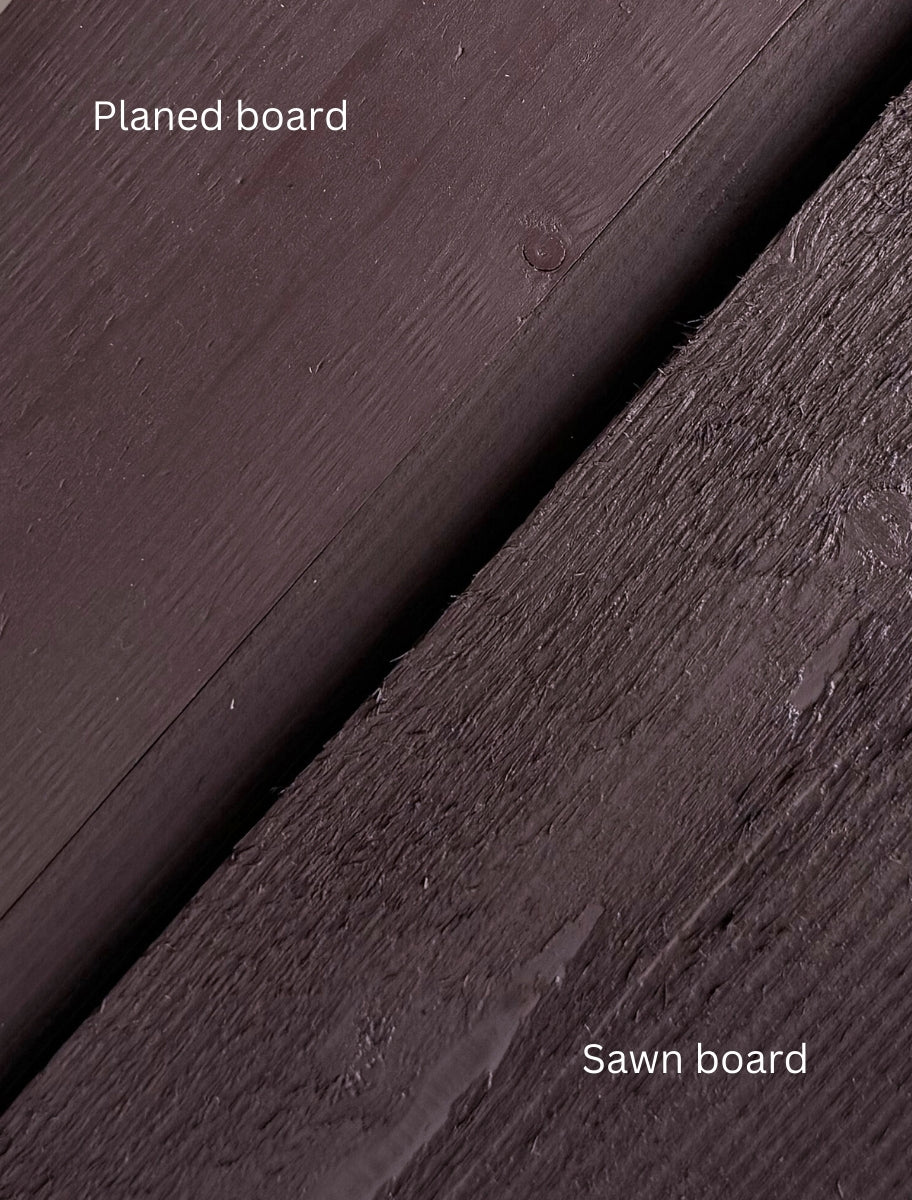 Comparison of linseed oil paint Aronia shade on two wood surfaces: smooth planed board and textured sawn board, showing different absorption and finish.