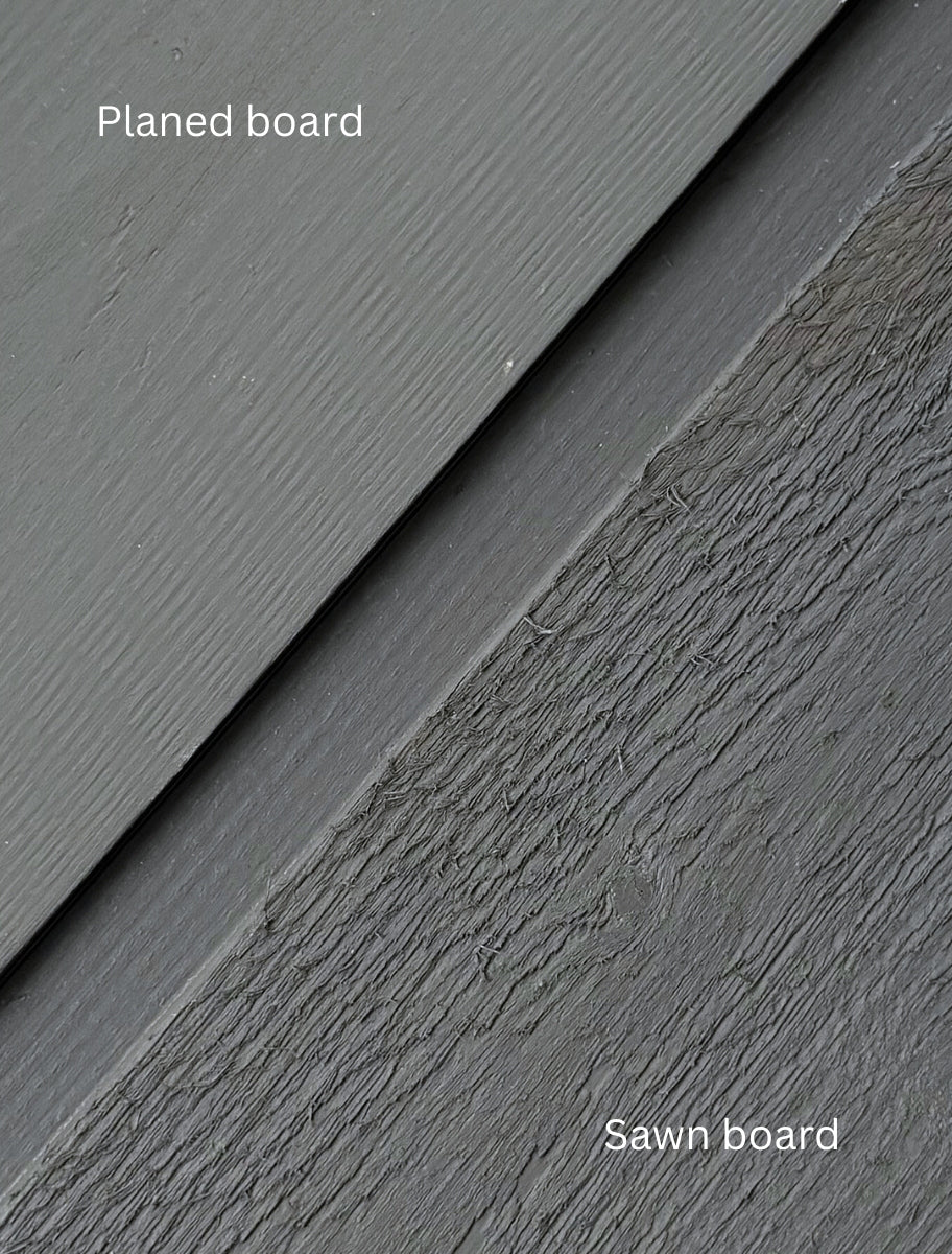 Comparison of linseed oil paint Coot shade on two wood surfaces: smooth planed board and textured sawn board, showing different absorption and finish.